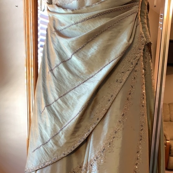 Formal gown - Picture 6 of 7